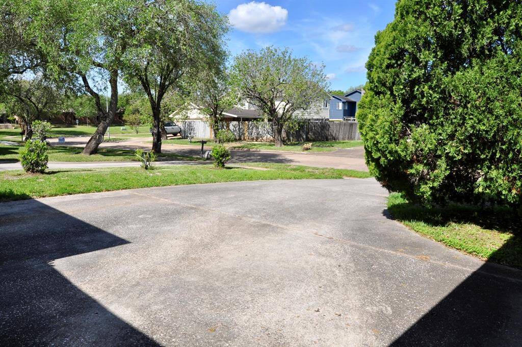 Double-driveway near the 2-car garage
