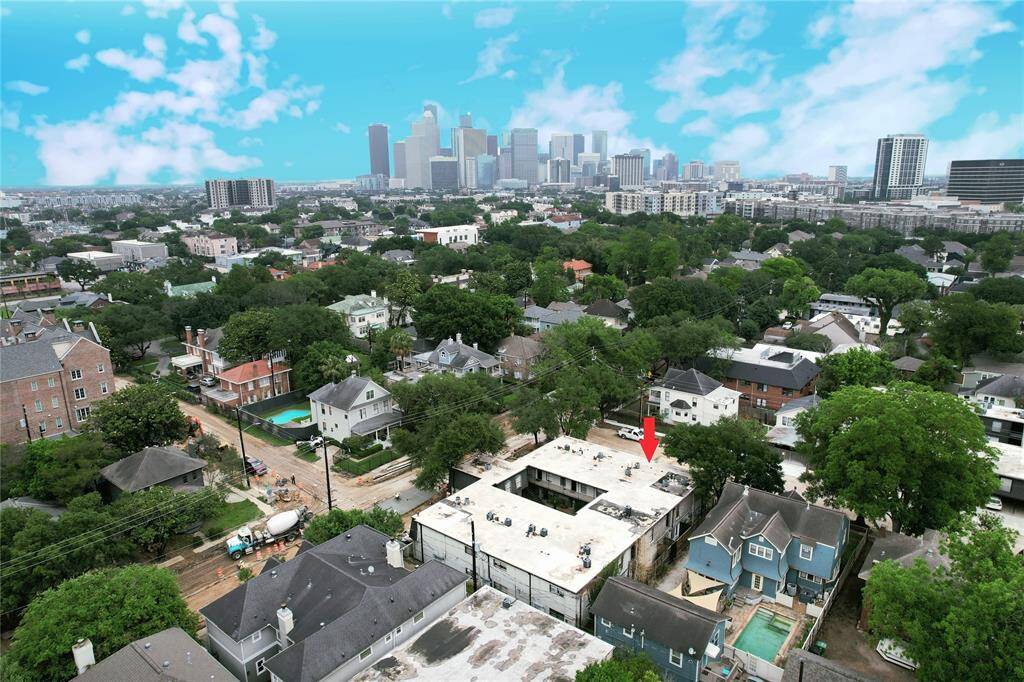 This courtyard community is centrally located close to the Museum District, the Medical Center & downtown Houston - plus all that eclectic, vibrant Montrose has to offer!