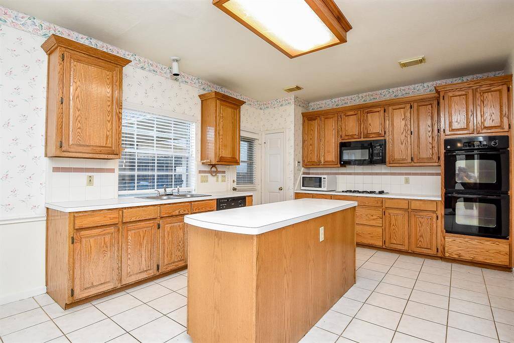 Long Island kitchen, great for some dessert baking.