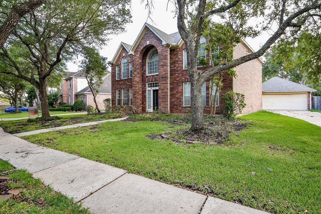 Located within walking distance to top FBISD schools—Colony Meadows Elementary, Fort Settlement Middle School, and Clements High School.