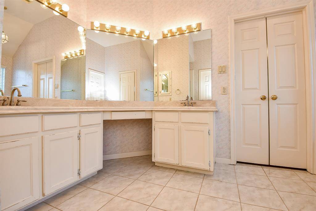 double vanity in the master for those hustle morning.