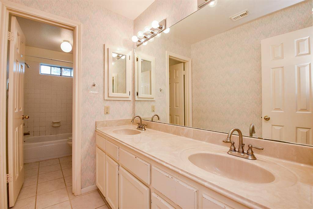 double vanity in the 2nd bath room.