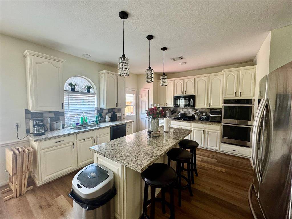 Breakfast area separates kitchen and family room