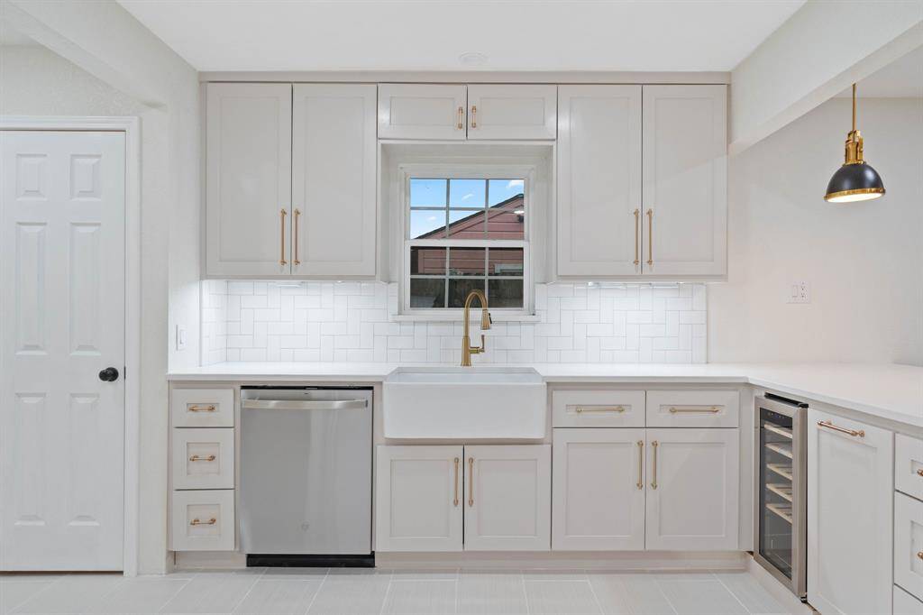 Farmhouse sink and stainless appliances.