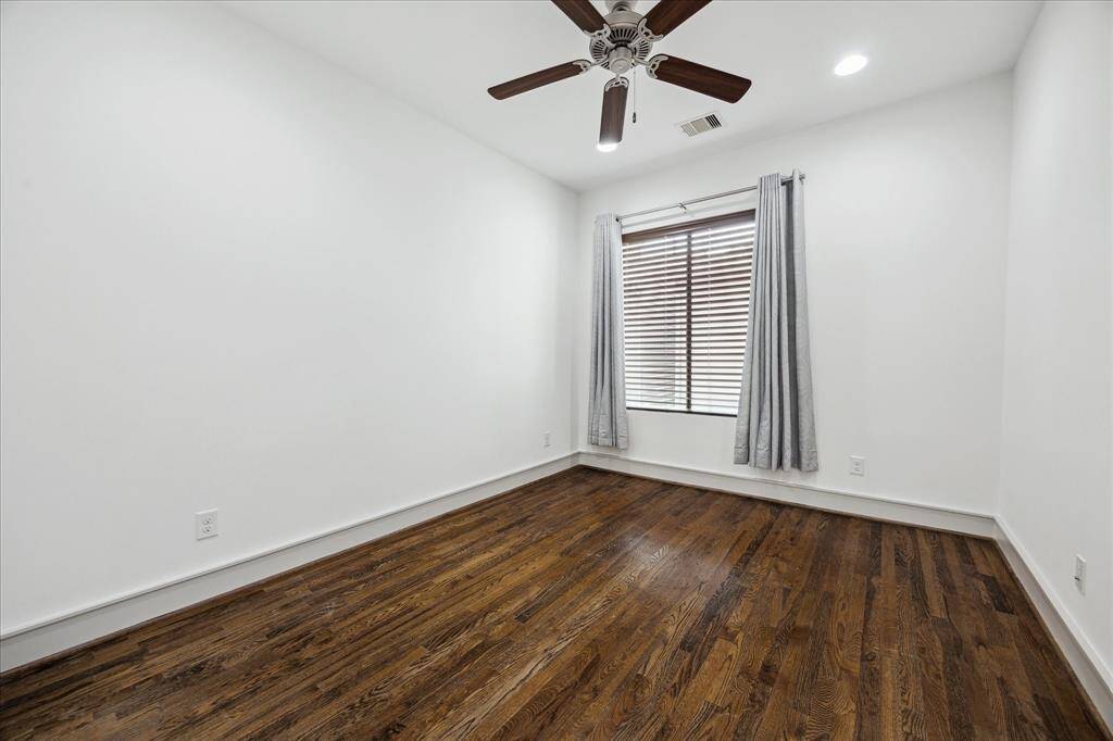 Bedroom 4, next door to bedroom.