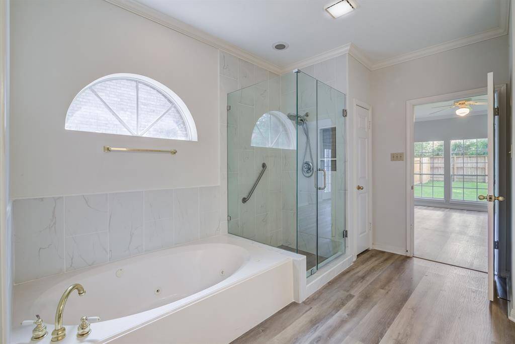 Jetted soaking tub and updated shower in this large en suite bathroom.