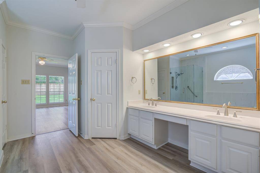 Clean and neutral decor, lots of space and storage in this large en suite, primary bathroom.