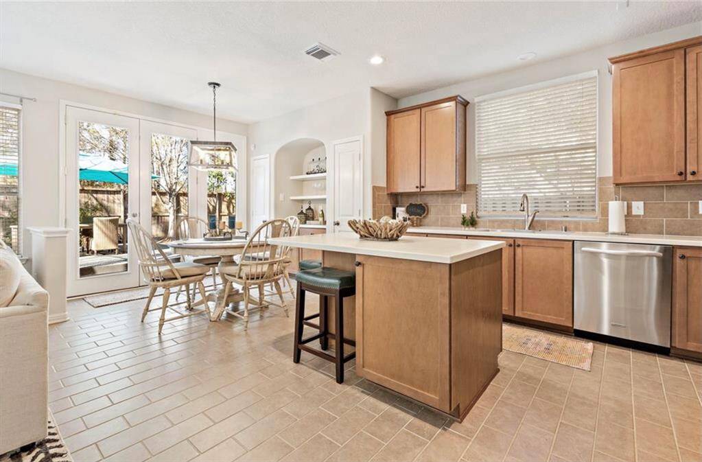 Handy island & plenty of cabinet space for storage