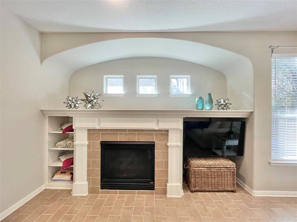 Gas log fireplace