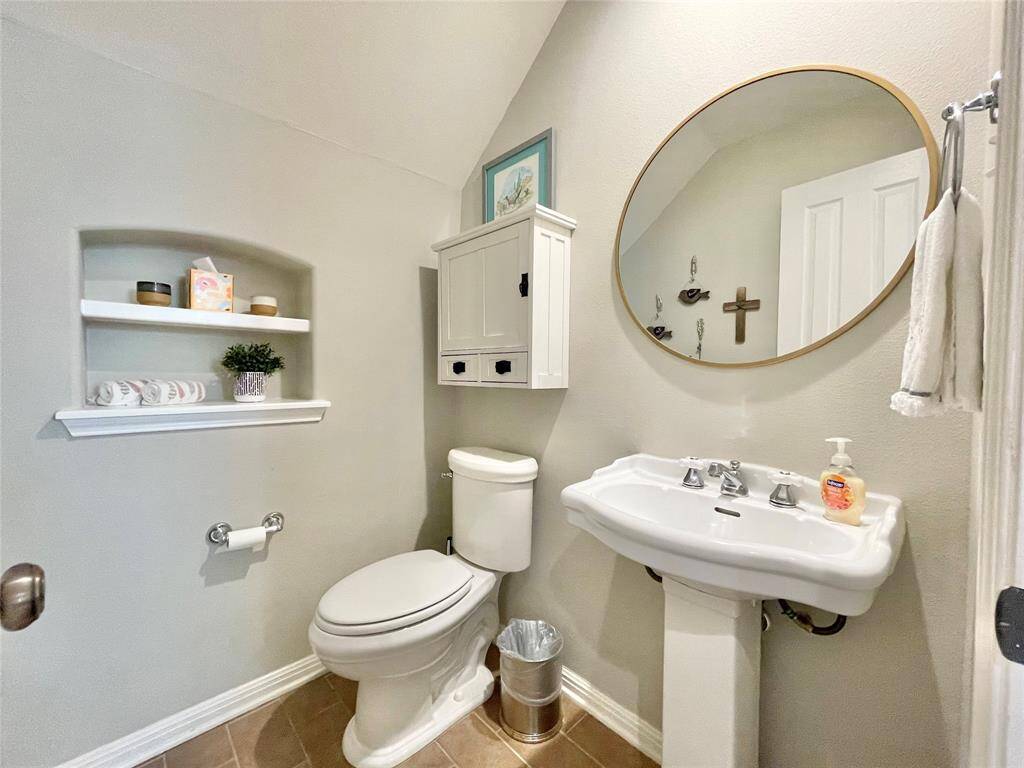 Handy 1/2 bath downstairs