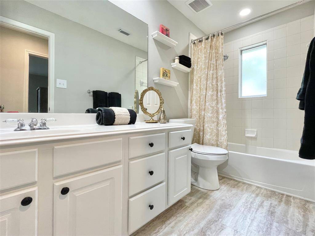 Upstairs Hall Bathroom
