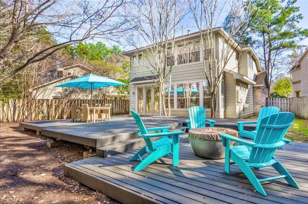 Hugh backyard - all patio furniture & BBQ grill are inlcuded.