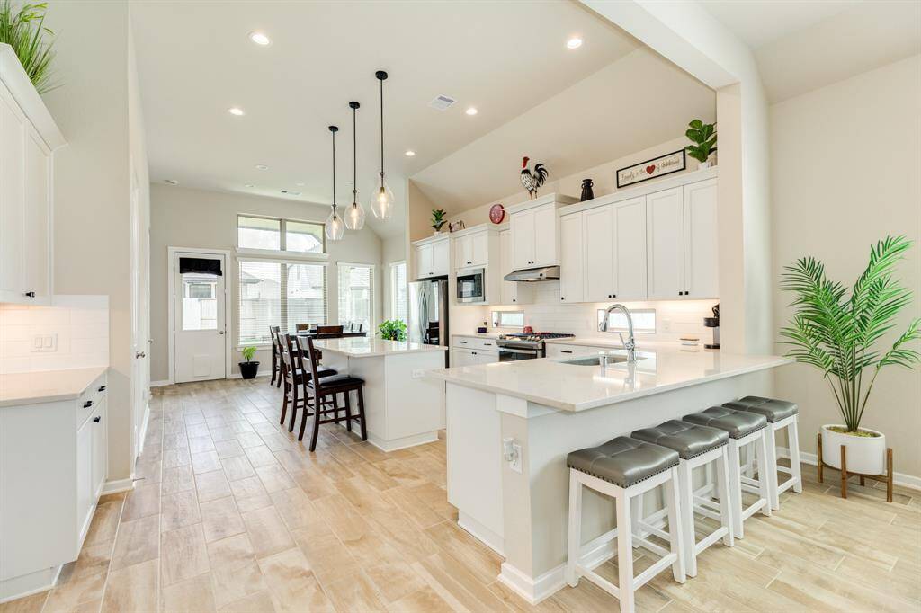 This open floor plan is great for entertaining, especially for large parties or holiday get-togethers. First, there is your breakfast bar, which is great for a more casual gathering. Then, you have an island with extra seating, so your guests will never be without a spot to sit. And finally, there’s a drink area that could