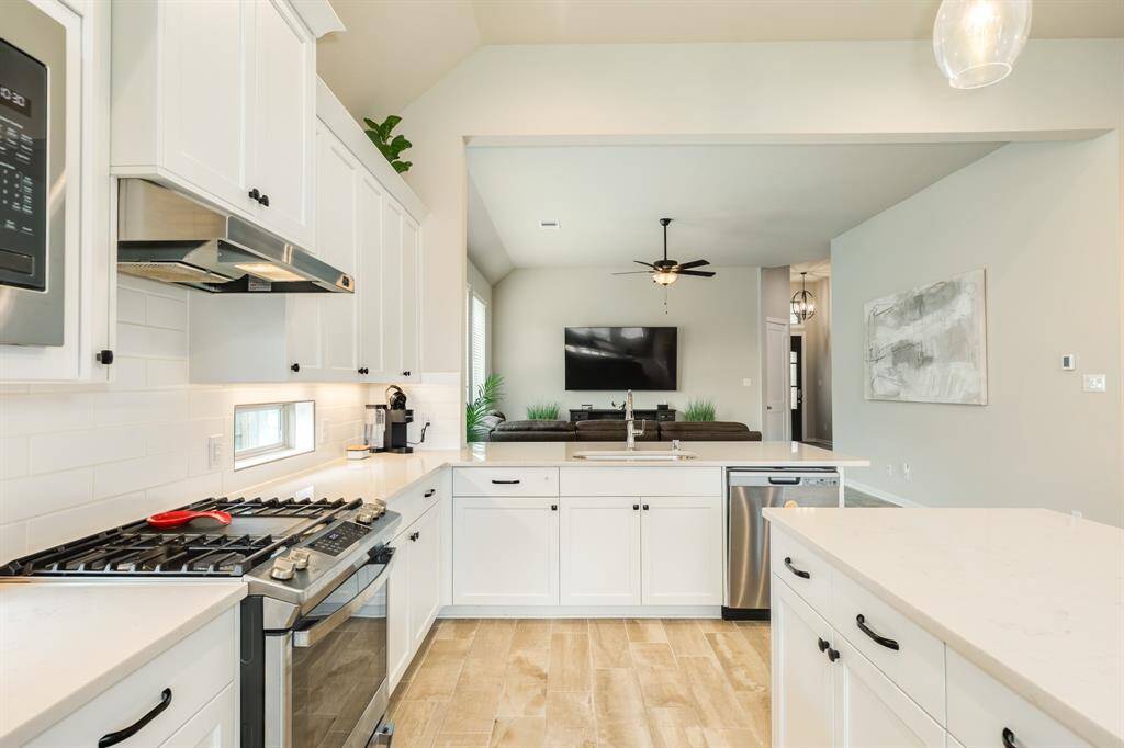 stainless steel appliances gas range lots of cabinet space