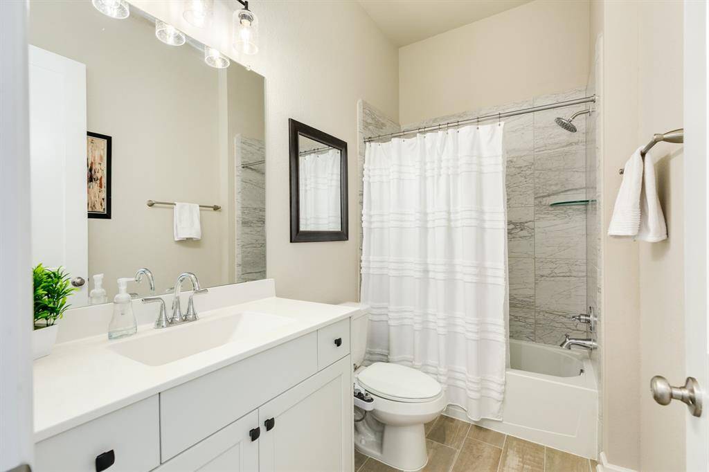bathroom to secondary bedroom with shower tub combo