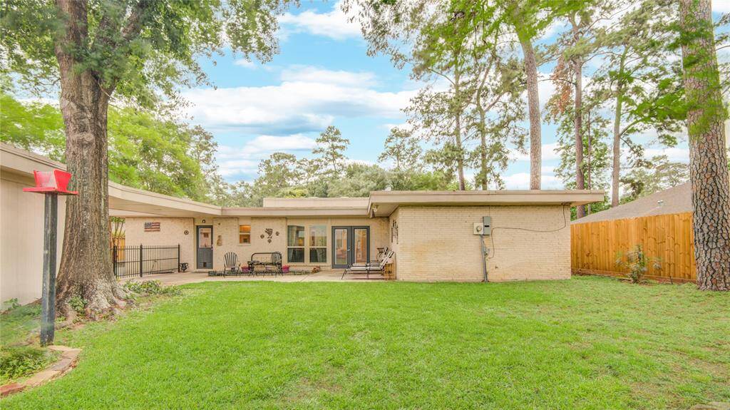 This green space offers the perfect opportunity for gardening, pets, and plays.