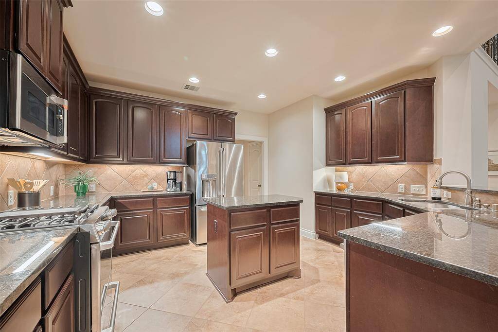 This awesome kitchen boasts stainless steel appliances, abundant counter and cabinet space, and a granite island that makes meal prep a breeze—truly a chef’s dream for every cook in the family