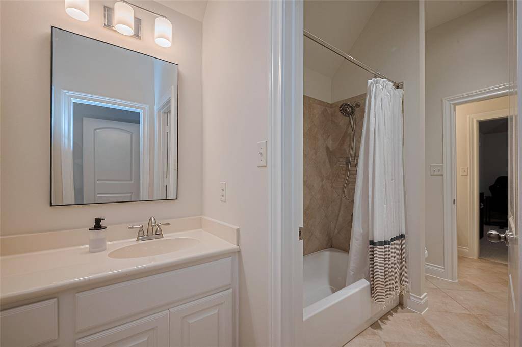 Jack and Jill bath between secondary bedrooms 1 & 2
