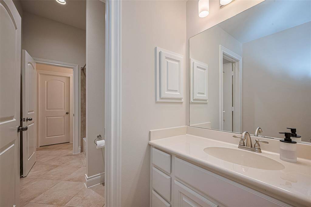 Opposite view of Jack & Jill bath