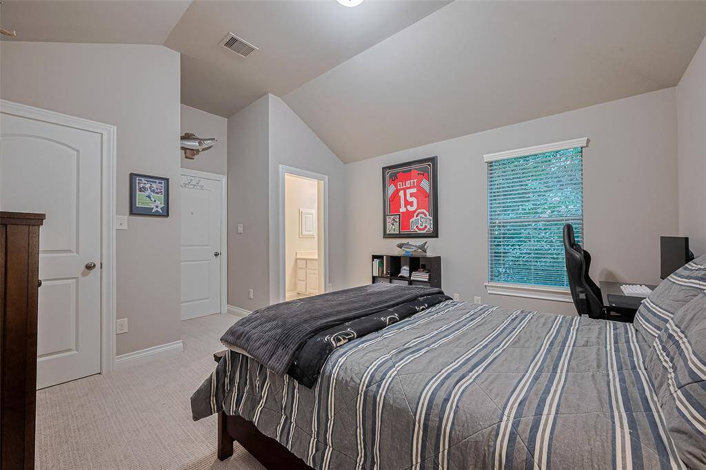 Secondary bedroom 2 - all bedrooms have very accomodating closets