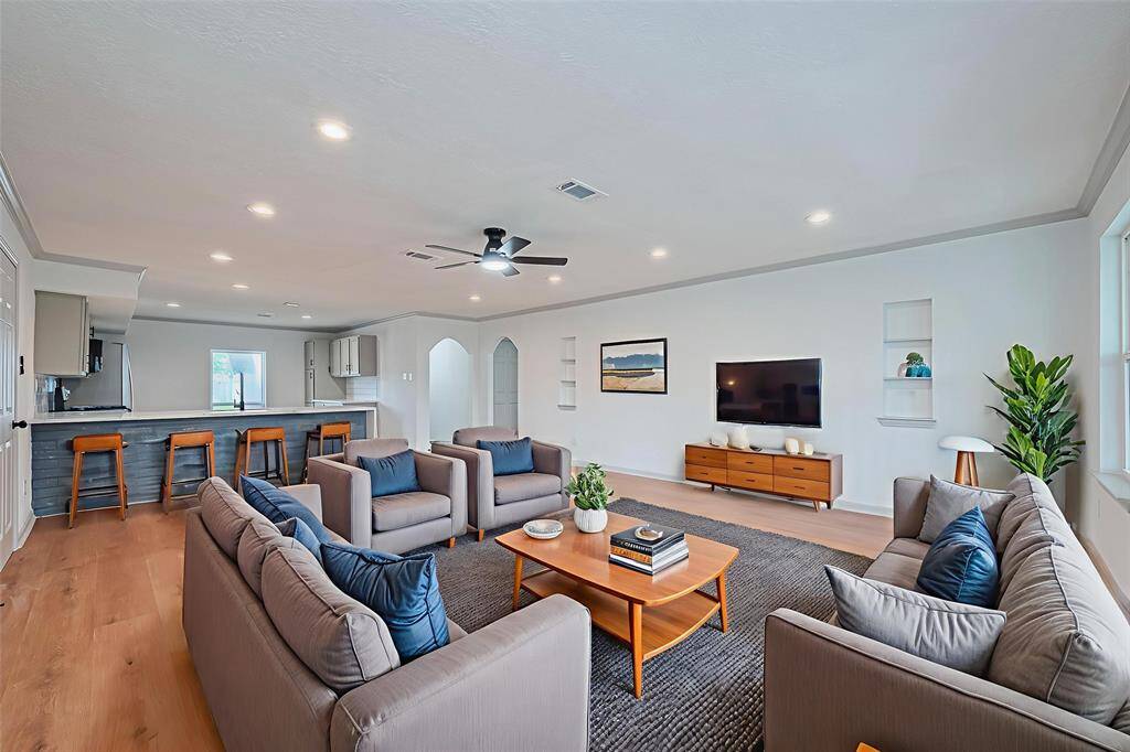 Living space for plenty of entertaining (Virtually staged)