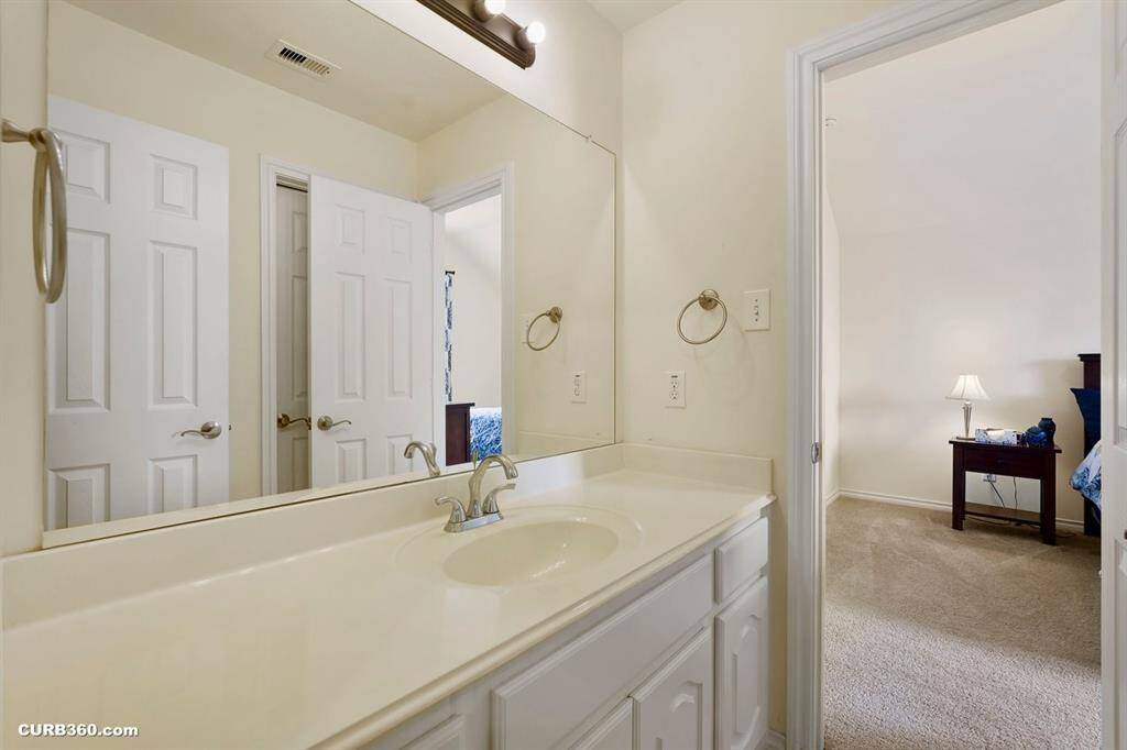 Jack-n-Jill full upstairs bathroom