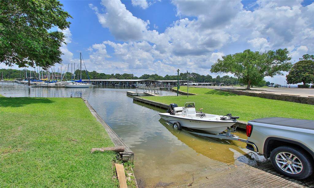 Boat ramp down the street for quick lake access!