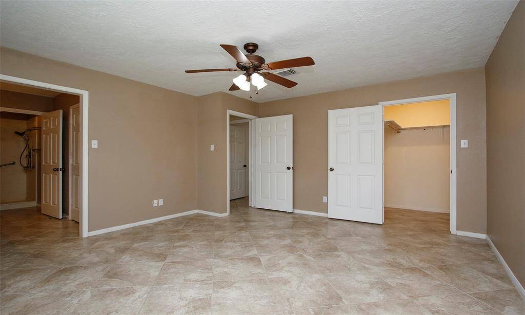 Primary bedroom with ensuite bathroom and walk-in closet