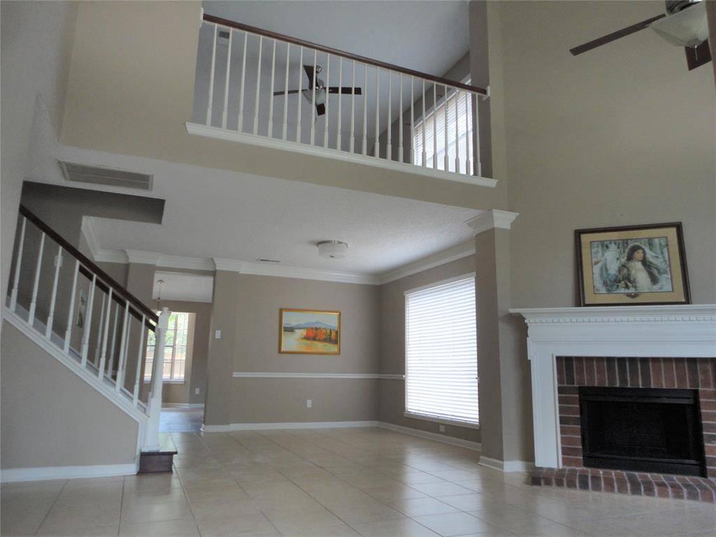 HIGH CEILING IN THE FRONT, VERY OPEN AND BRIGHT.