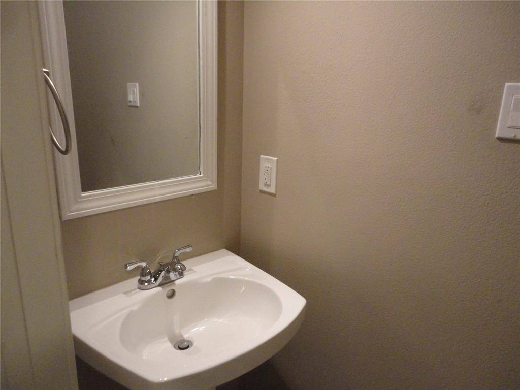 1F POWDER ROOM