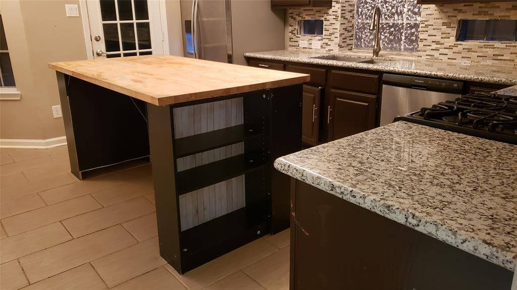 KITCHEN WITH REMOVABLE ISLAND