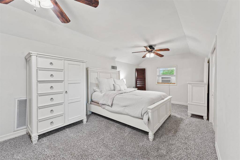 Bright and private upstairs suite with abundant natural light—ideal for guests, a mother-in-law retreat, or an extended stay setup.