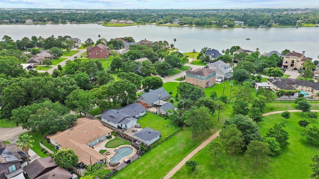 Enjoy direct access to Taylor Lake with a neighborhood boat launch just steps from your front door—perfect for days on the water or sunset cruises.