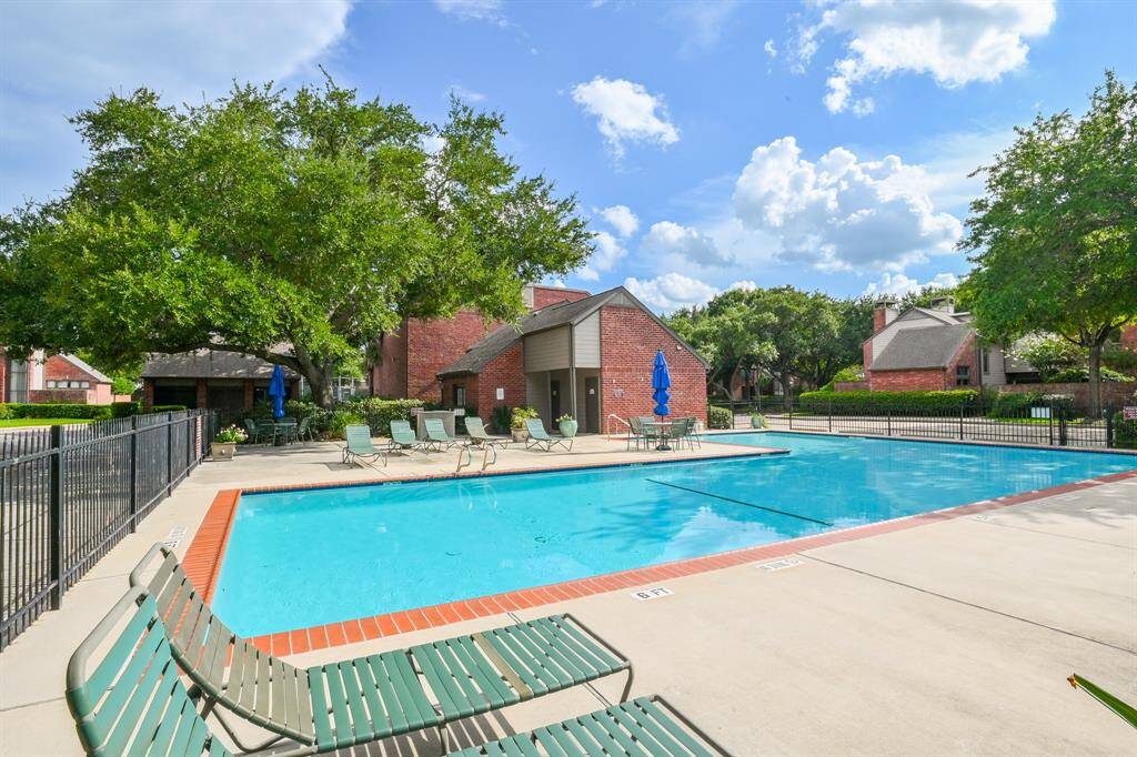 City Place Townhomes have several amenities, they are a lap pool, tennis & racquetball courts, fitness center and clubhouse.