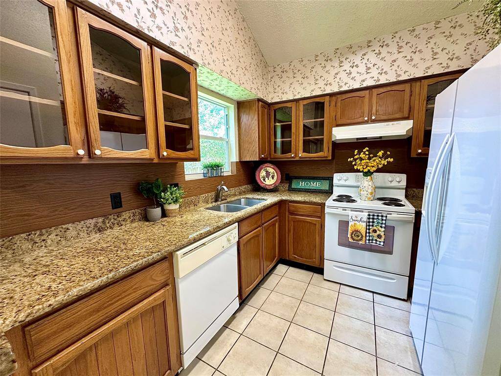 Beautiful Kitchen with Granite Countertops