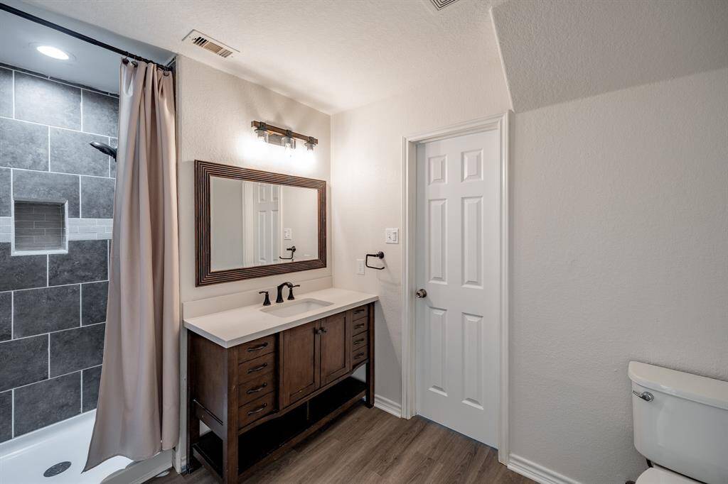 En suite Bath to Downstairs Bedroom