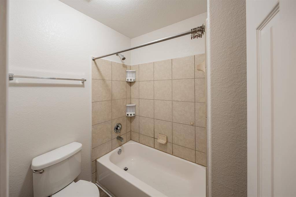 Secondary Bath w/ Shower/Tub Combo